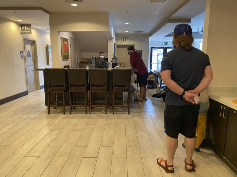 朝食時はこのように1階におりていくと並べられたものから選んでいただけるサービスがありました