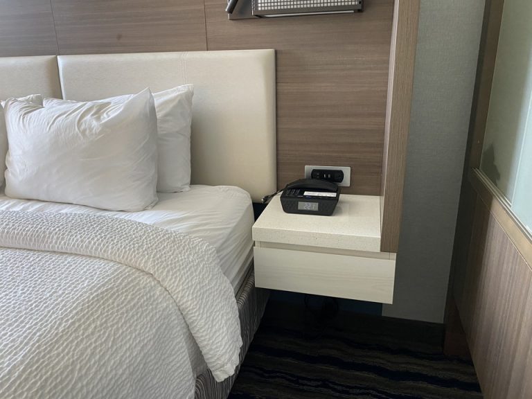 ベッドサイドにはカウンターもありました