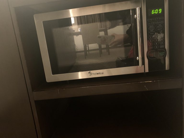 電子レンジ(閉じた状態)