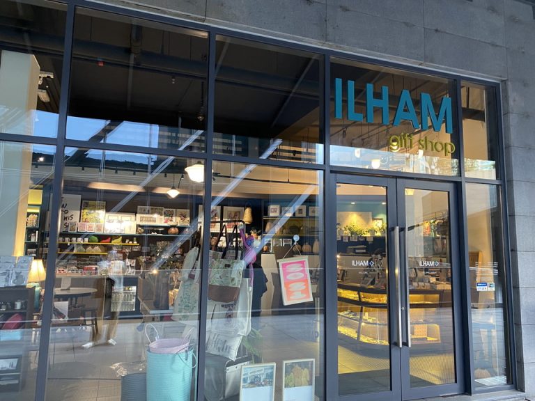 美術館のギフトショップではお土産も買えますし、カフェも併設しています。おしゃれなものもあり大変お勧めです。