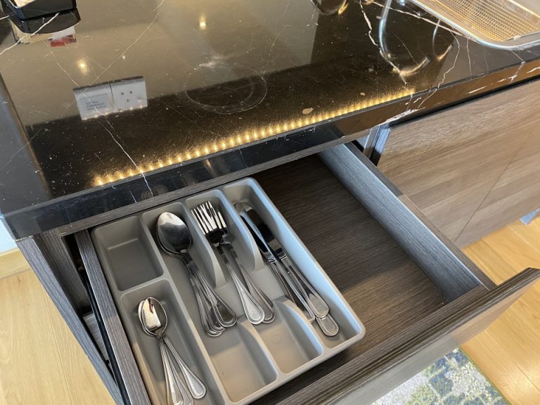 カトラリー一式も4つづつありました。