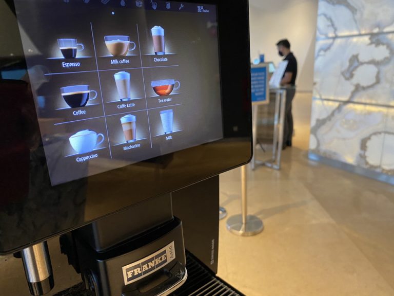 コーヒー類はセルフサービスでした。他、紅茶コーナーもありました。