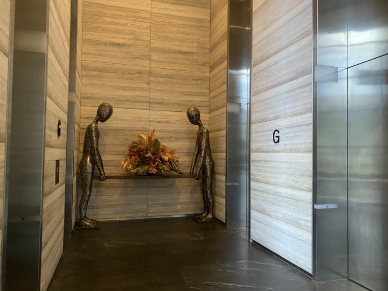 G階(日本でいう一階)のエレベーターホールです。こちらから40階のフロントへ上がります。