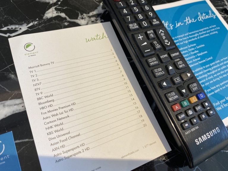 TV番組表です。日本語の放送はNHKワールドを観ることができました。