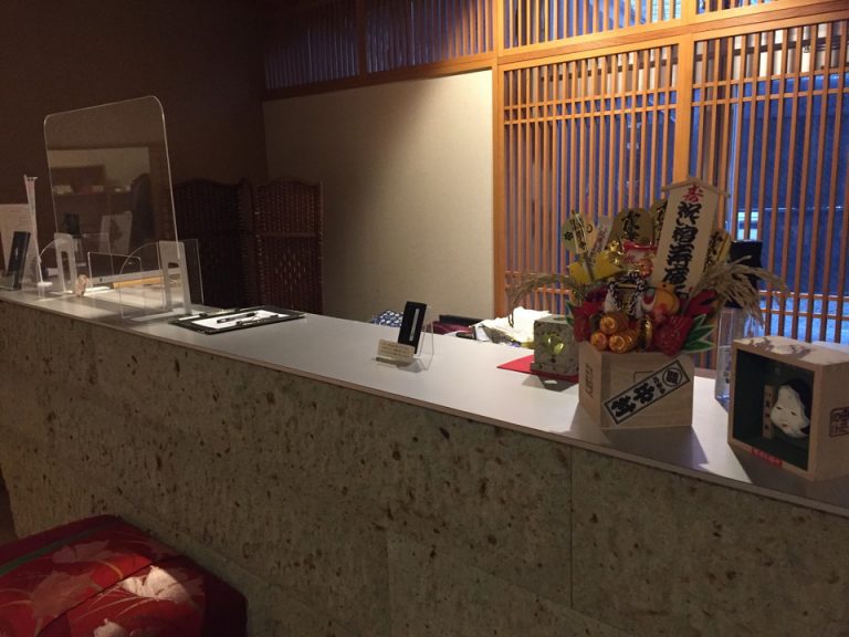 フロントのカウンターにも縁起がいい置物が置かれていました