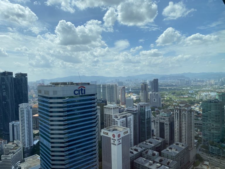 こちらも客室からの眺望です。ビルの大群と、緑の対比というクアラルンプールらしい景色を楽しむことが出来ました。