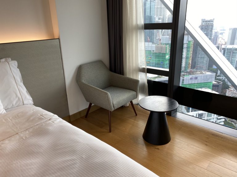 ソファーは一人掛けのものが窓脇にありました。この椅子も、円形の小さな机も場所を動かせますので、好きなように使えます。