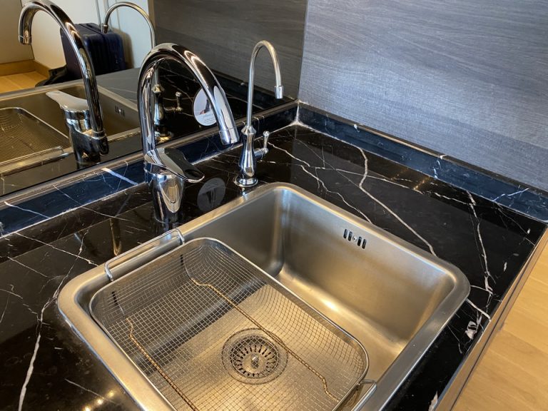 キッチンのシンクは1つ、左の蛇口は普通の水道で、右の細い蛇口は飲用でした。そのため、ペットボトルの水の配布はありませんでした。