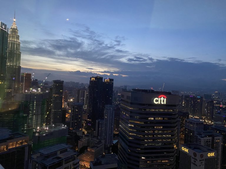 客室からの夜景の眺望です。左手には輝くツインタワーが見えます。