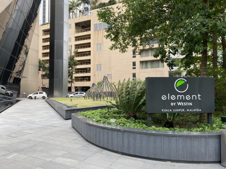 ホテルの看板です。車で行く場合、この看板の右から回り込んでホテル入り口に入ります。