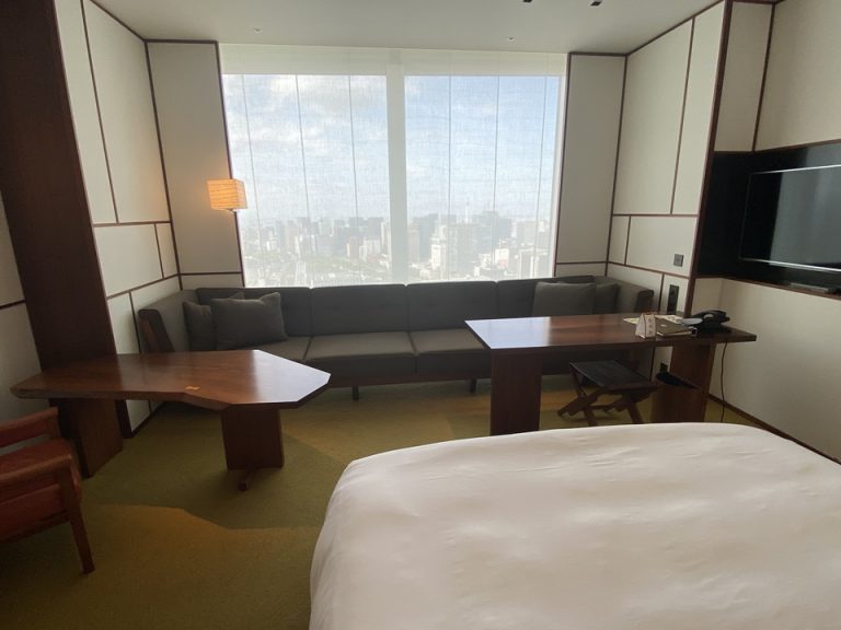 ソファと客室窓