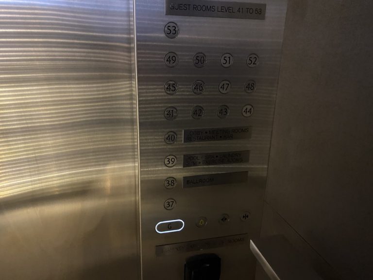 入り口のある1階から40階まで、ノンストップだと1分半弱でした。