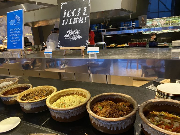 ローカルフードのコーナーです。ミーゴレン、インド風チキンなどマレーシアならではの味を色々試せます。