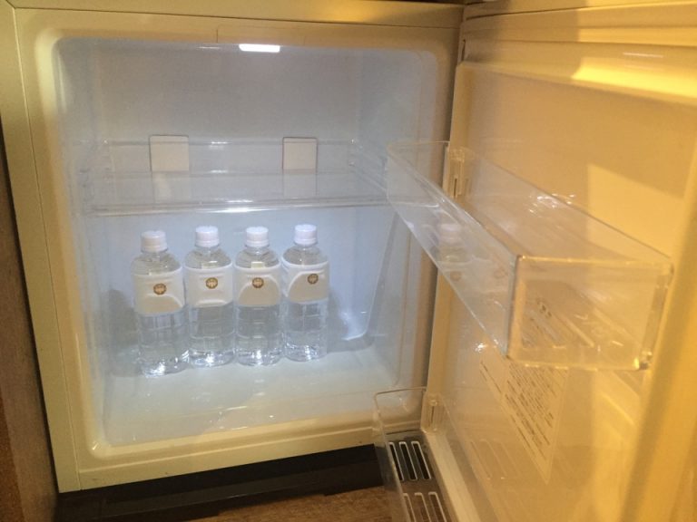 冷蔵庫には人数分のミネラルウォーターが用意されていました