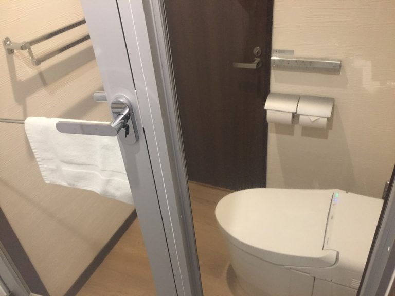 バスルーム内から入口