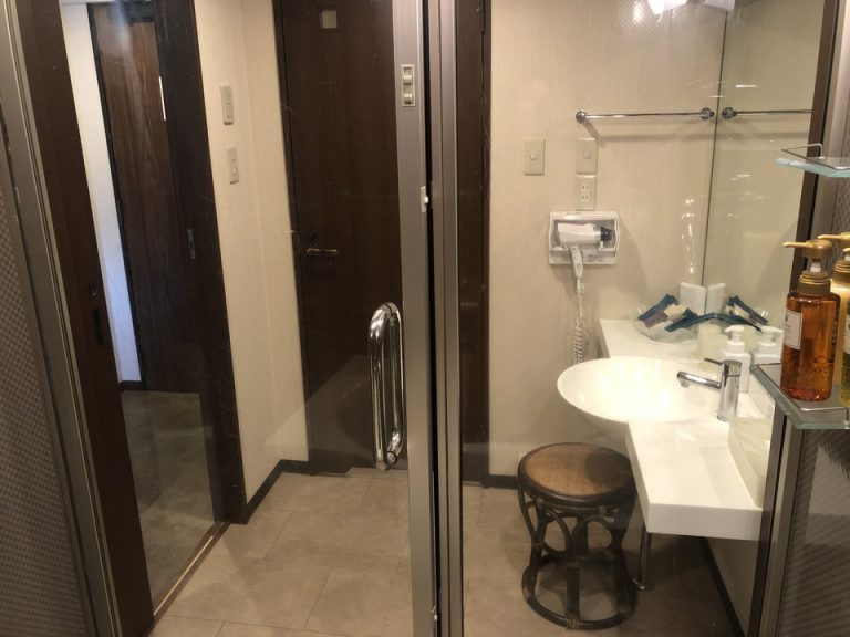 バスルーム内から入口