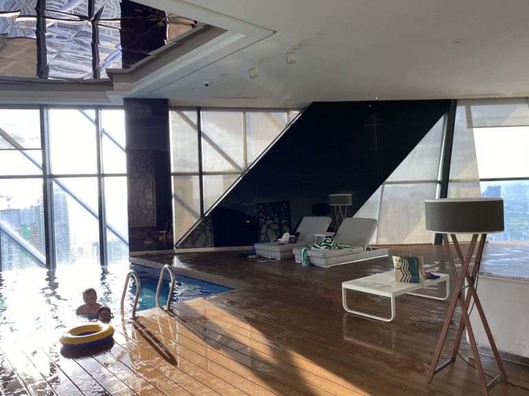 日当たりが良く、室内プールとはいえ開放的な雰囲気でした。