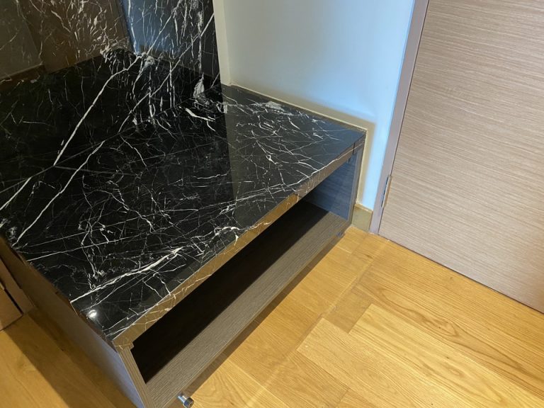 客室入り口ドア脇の荷物置き場、靴入れです。靴の履き替えのベンチとして利用もできます。