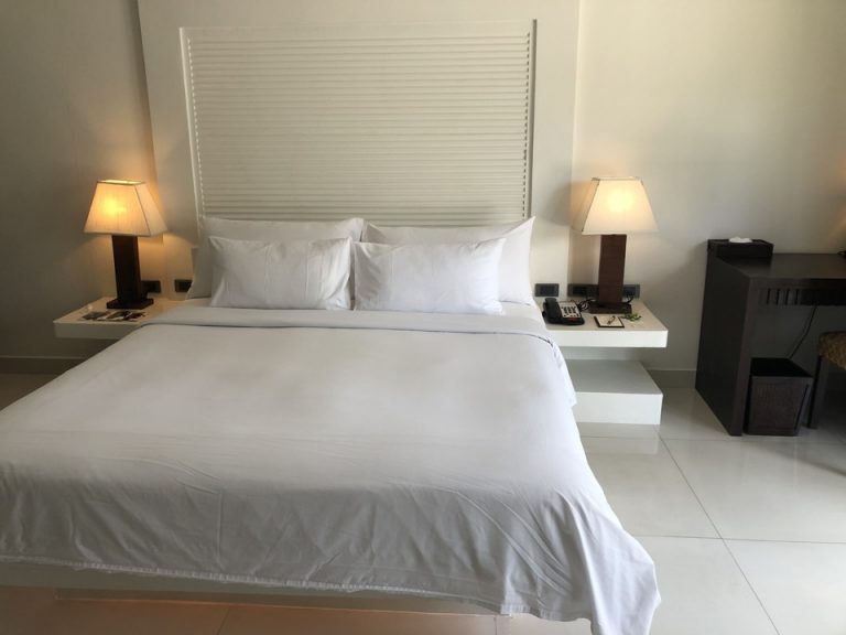 ベッド方向からテレビ