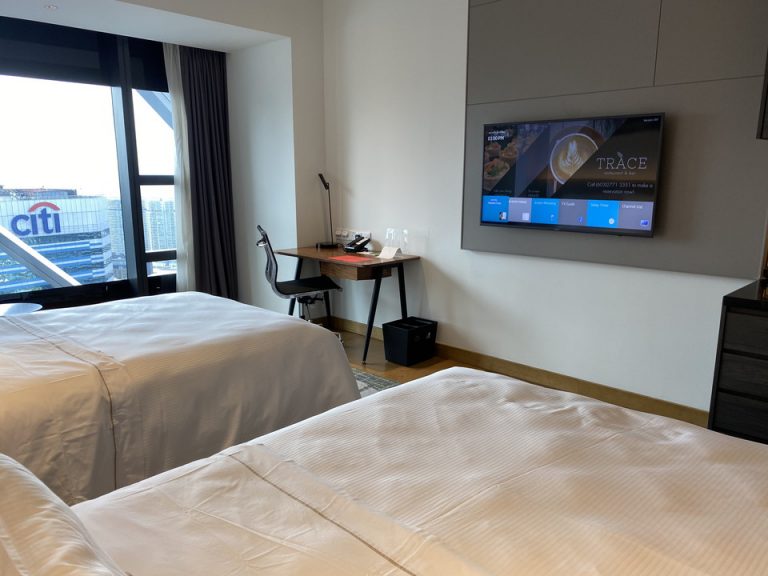 ベッド方向からTVをみたところです。寝ながらTVを見ることができる距離感です。