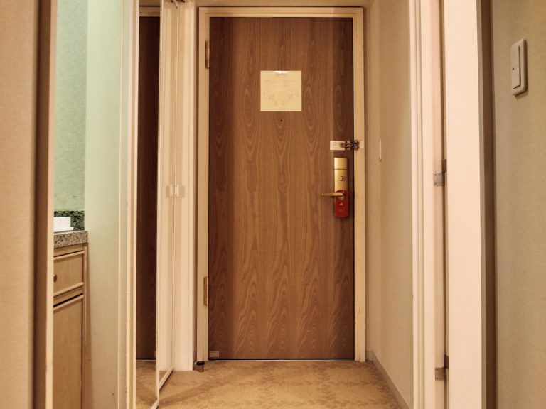 部屋から見るドア