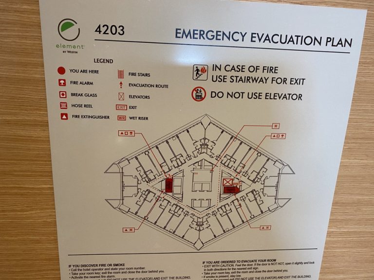 部屋の扉にある避難経路案内を見ると、ひし形に客室が配置されていることが判ります。