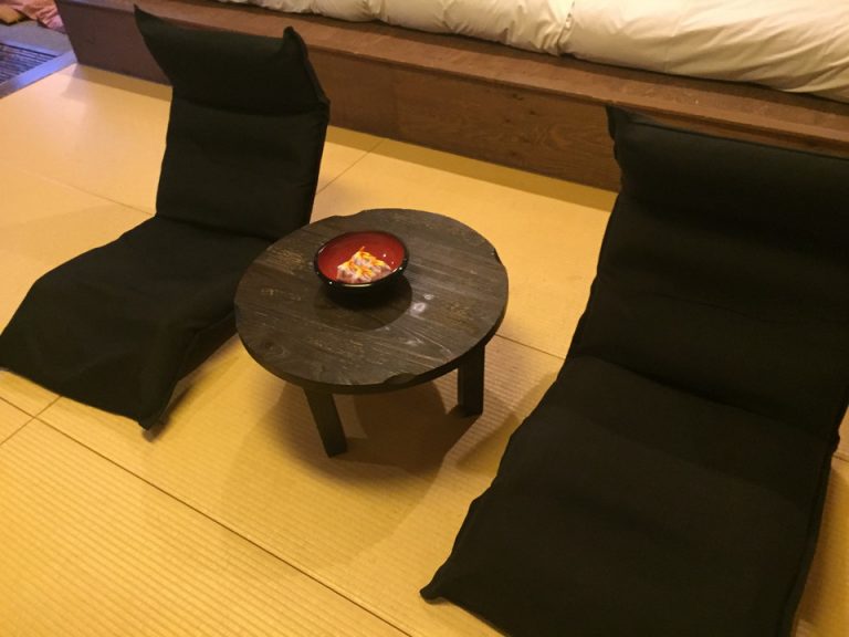 座椅子は座り心地が少し硬かったです