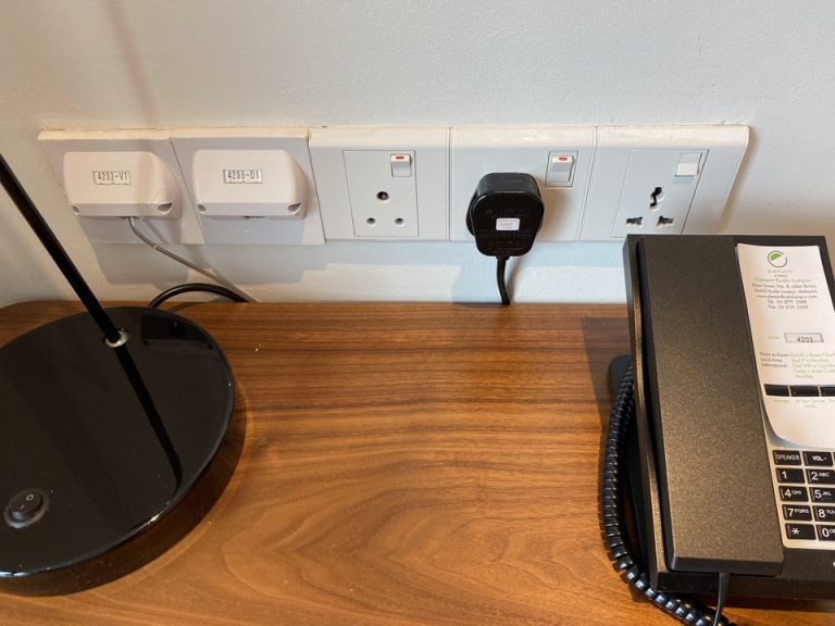 デスクの上の電源タップをアップしたところです。また、この電話を使って日本にも電話出来るということでした(有料。市内電話は無料。)。