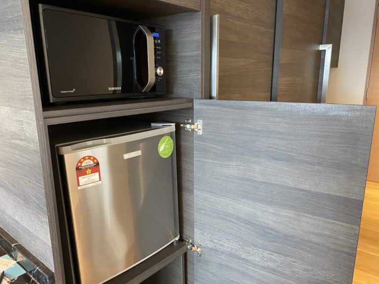 冷蔵庫(閉じた状態)です。上には新しい電子レンジもあります。