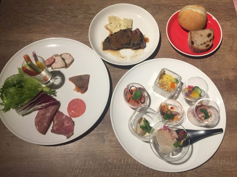 見た目が美しく、味も絶品の夕食バイキング