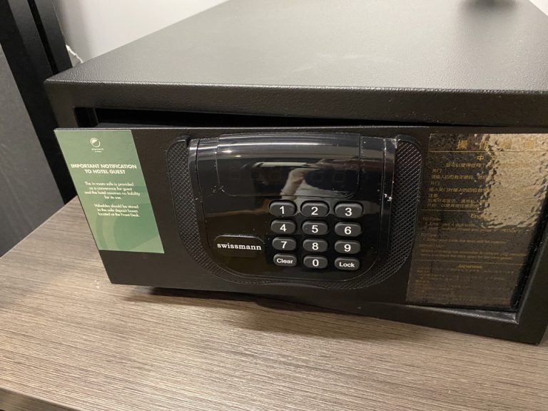 セーフティーボックス(閉じた状態)です。日本語の説明もありました。4桁の暗証番号を設定するタイプです。大きさはホテルによくある通常タイプで、お財布、パスポート、A4書類は優に収容できます。