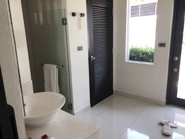 バスルーム入口から全景