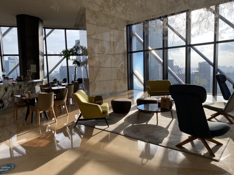 ロビーを挟んでフロントと反対側に、朝食会場のレストラン、TRACEがあります。