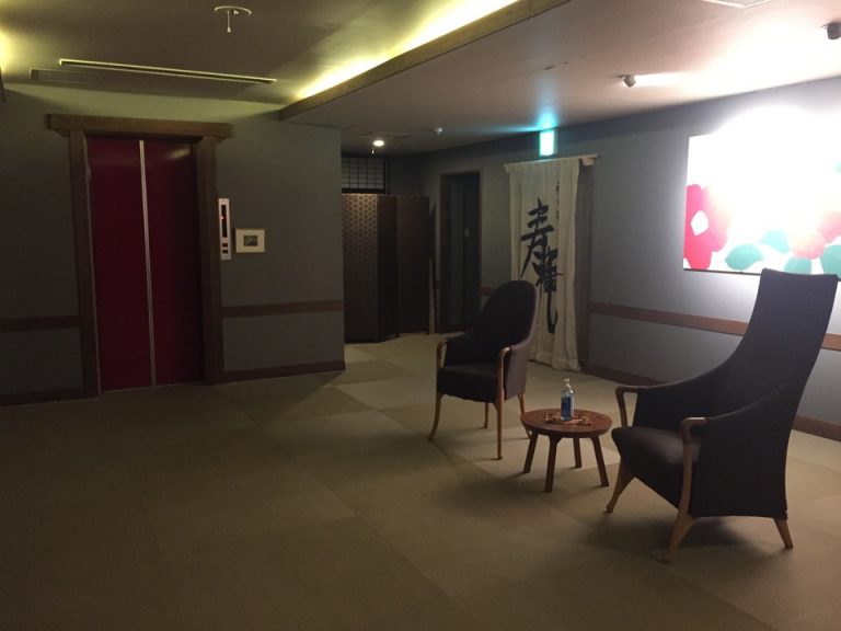 客室階のエレベーターホールにはテーブルとイスが置いてあり、一休みできます