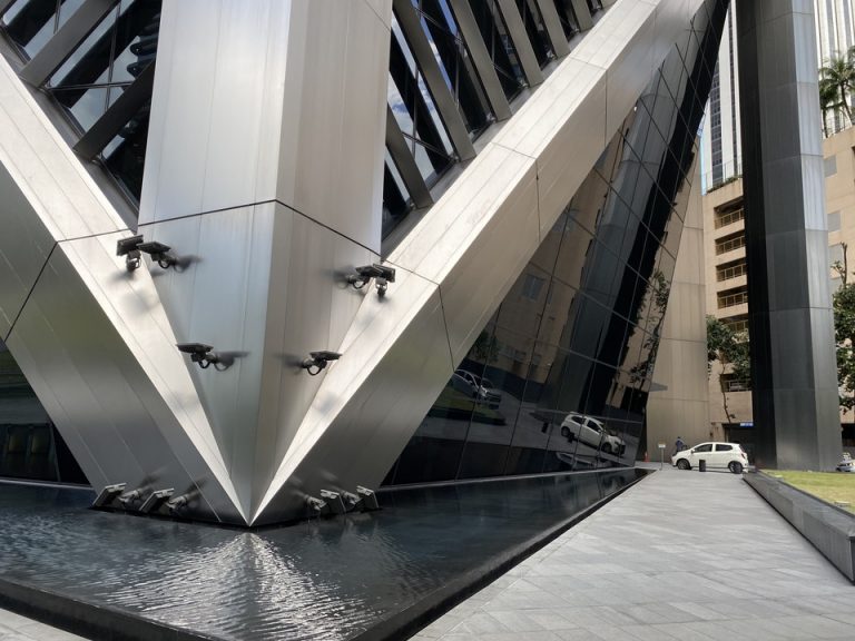 ホテルの入る建物の一階部分です。鏡張りでモダンな建物です。