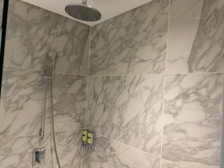 シャワールームの内部です。可動式のシャワーと、上から注ぐシャワーの2箇所があります。(2)