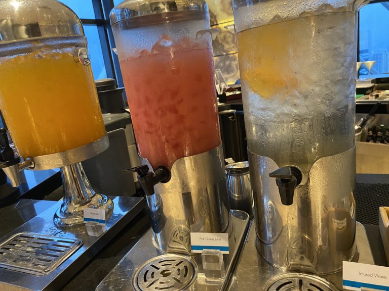 ジュースのコーナーです。グアバやマンゴは南国らしいですね。