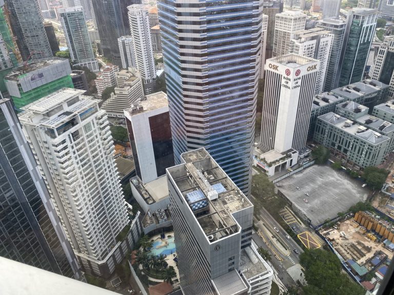 客室から下を見下ろした眺望です。手前にはインターコンチネンタルホテルとそのプールが見えました。