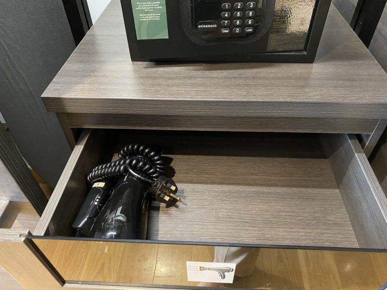 ドライヤーは、クローゼットの中の金庫の下のキャビネに入っていました。パワーは1200Wと充分な強さでした。