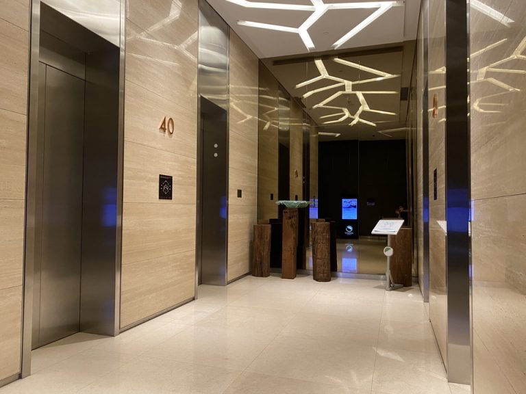 フロント横のエレベーターホールです。エレベーターは4台でした。