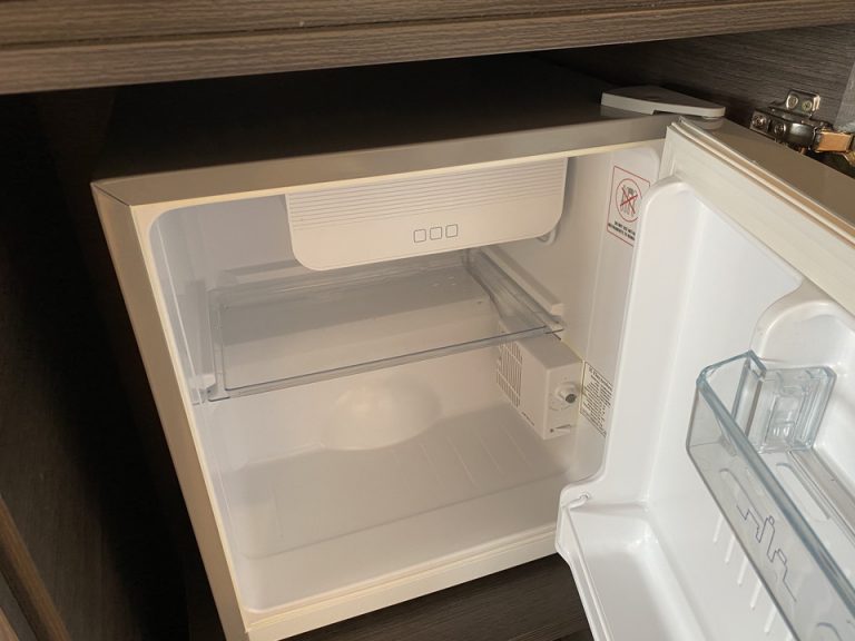 冷蔵庫(開けた状態)です。中には何も入っていませんでした。冷凍コーナーもありますが、実際はパワーは弱いため冷凍は難しいと思います。。