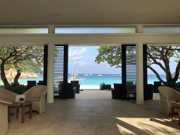 エントランス内観