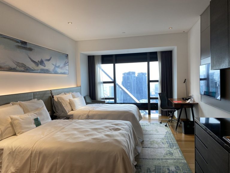 客室全体の窓際方向を見たところです。一番リーズナブルなスタジオツインタイプで40m2という広さです。明るく広々と過ごせました。