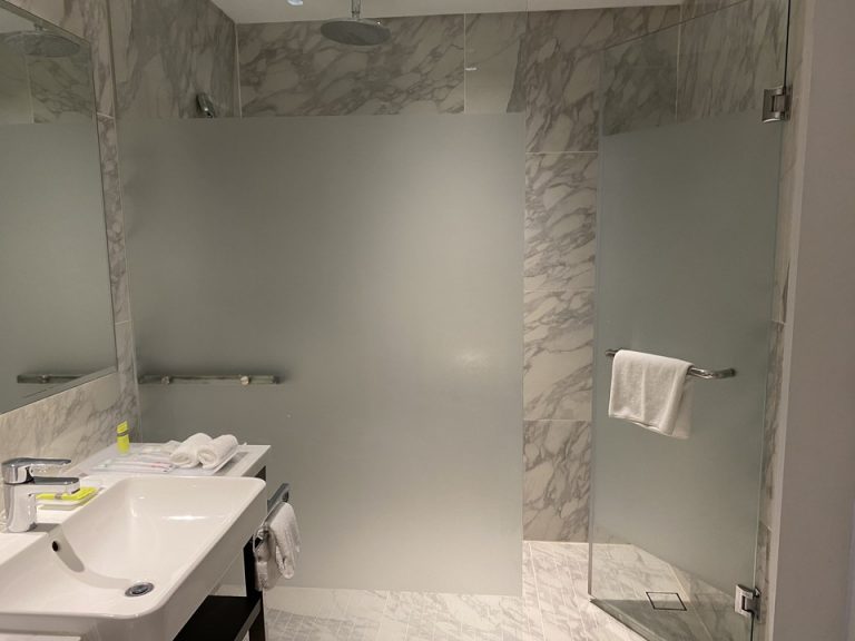 シャワールームを横からみたところです。広さは充分に広いと思います。