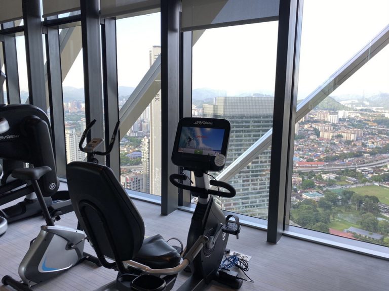 クアラルンプールの街並みを眺めながらエクセサイズができます。