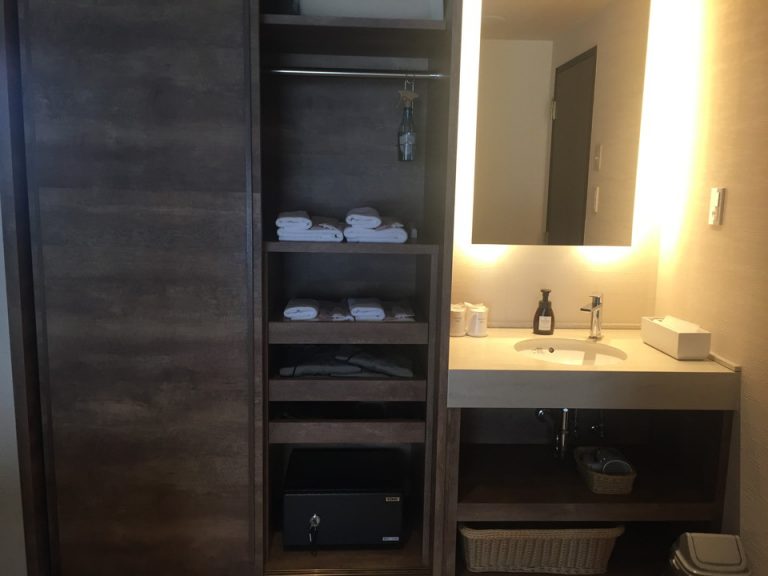 クローゼットの棚は手前に引き出せるようになっていて、使い勝手が良かったです