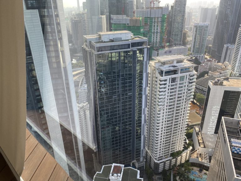 プールの端からはこのような眺めです。高層ならではの迫力ある景色です。