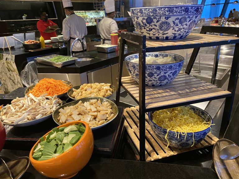 ヌードルコーナーです。具と麺の種類を自分で選んで、その場で茹でて仕上げてもらえます。