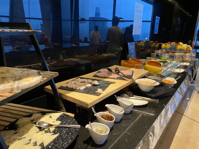 コールドディッシュコーナーです。チーズやハム、サラダなど。