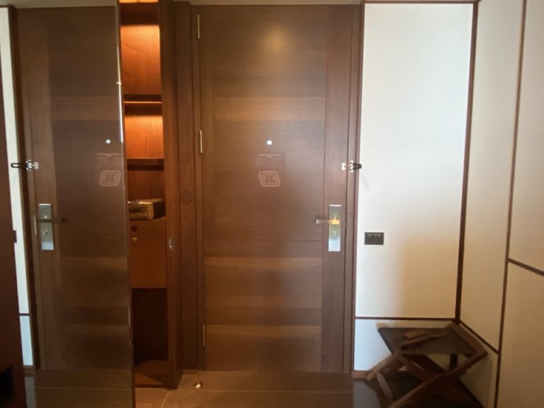 客室入口内観ドア